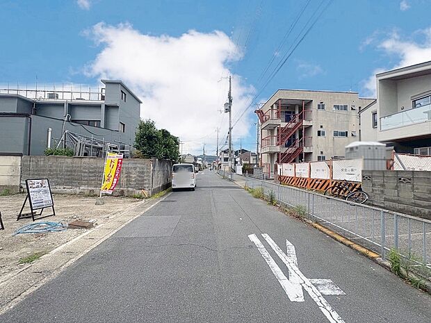 【【現地写真】】前道広々8.6m!駐車が苦手な方でも安心♪開放的で通気性も良好です!(撮影R8.6)