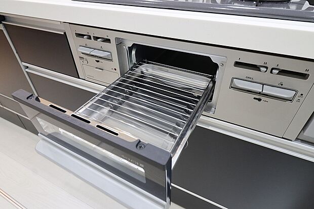 【【グリル】】◆フライパンで焼くことの多い肉料理を代わりにグリルを使えば、油をひく必要もなく、余分な脂も落として焼けるため、フライパンを使った時よりも多く油脂分をカットできます！（施工例）