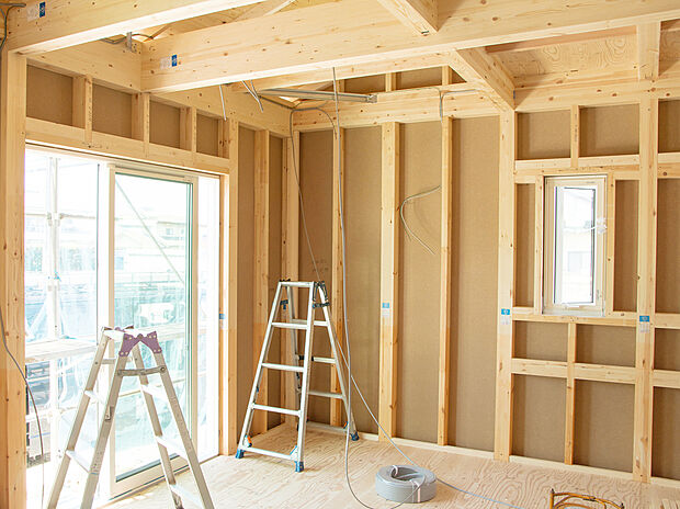【【地震に強い２×４工法】】床・壁・屋根の6面で建物を支える構造により極めて高い耐震性を誇ります。大震災でも倒壊しにくい実積があり震度6強から7クラスの地震でも高い耐震性を発揮する構造です。