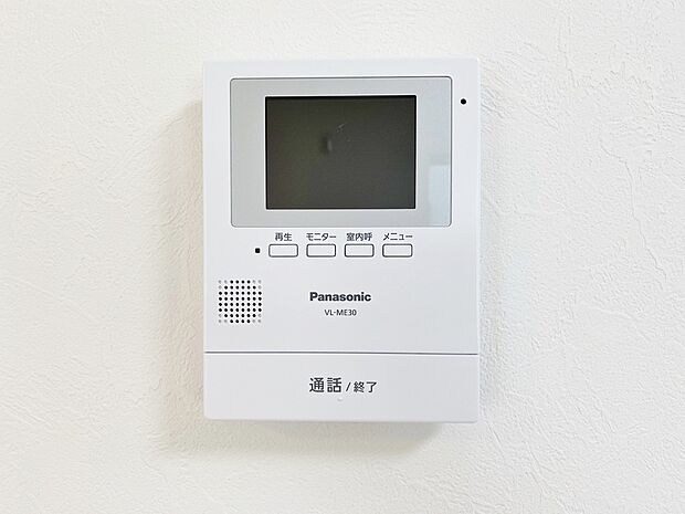 【1号棟 TVモニター付インターホン】奥様やお子さんのみの在宅も安心。ボタンひとつで通話が可能です。
突然の来訪も時間帯に関係なく鮮明な画像で確認することが出来ます。