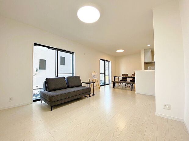 【1号棟 リビング】大きく開いた窓からは、明るい陽射しが射し込みます。
爽やかな風が吹き抜ける心地良いリビングには、
自然と家族が集まります。