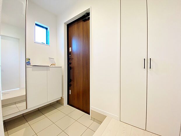 【1号棟 玄関】入った時にワクワクさせてくれるオシャレな玄関♪
収納もたっぷりあるので、靴がたくさんあっても安心!