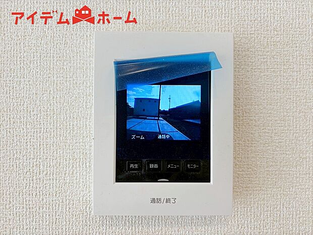 【２号棟　ＴＶモニター付インターホン】奥様やお子さんのみの在宅も安心。ボタンひとつで通話が可能です。
突然の来訪も時間帯に関係なく鮮明な画像で確認することが出来ます。
