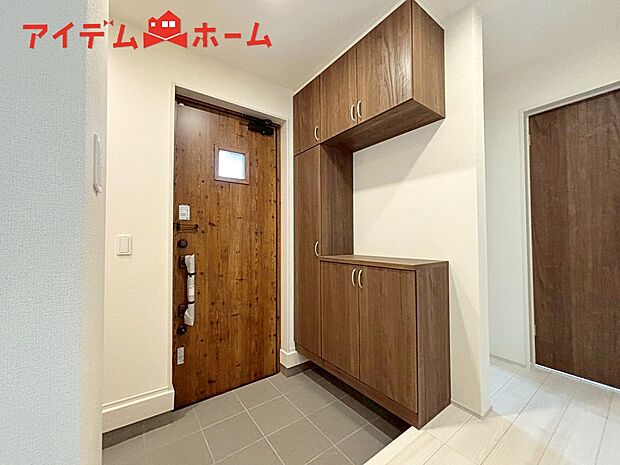 【1号棟 玄関】シンプル且つモダンなエントランス&ホール!
ゆとりを感じさせる上質で明るい空間が住まう人や
訪れる人を心地よく迎え入れてくれます♪