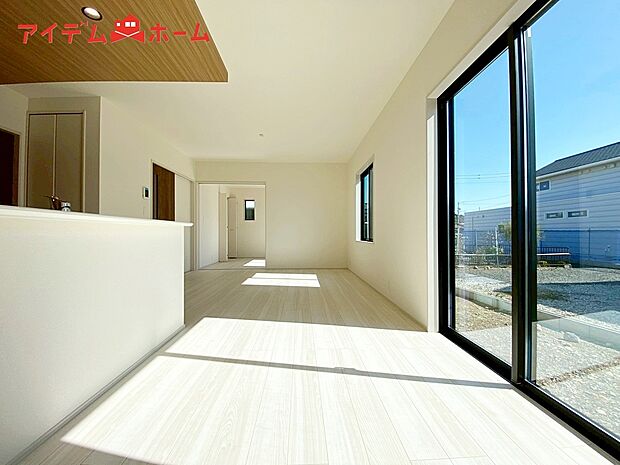 【1号棟 リビング】広々リビングは、陽当りが良く、部屋いっぱいに
明るい陽光が広がります。