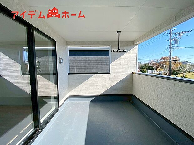 【2号棟 バルコニー】バルコニーは心地よい日差しや
さわやかな風を感じることができます!