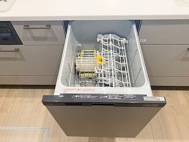 【1号棟　自動食器洗乾燥機】手間・時間をかけず、効率よく食器類を洗浄。家事の時間を大幅に短縮出来ます。
かつ節水効果にも優れた食洗機を標準装備。スライド式なので場所も取りません。
