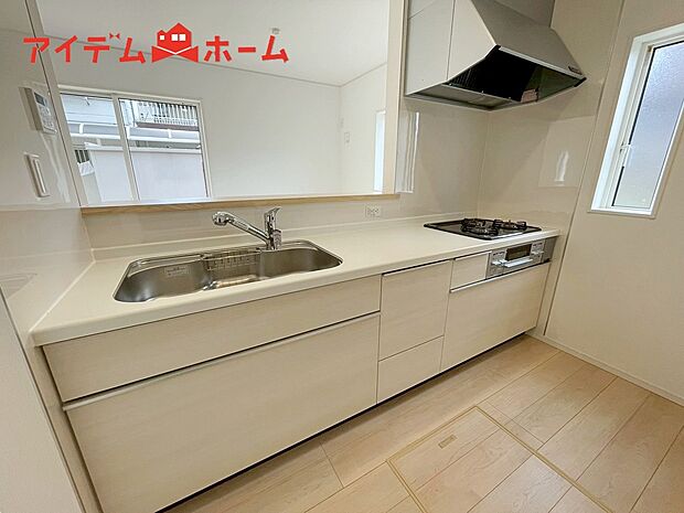 【１号棟　キッチン】ダイニングを見渡せる、
使い勝手の良いシステムキッチン。