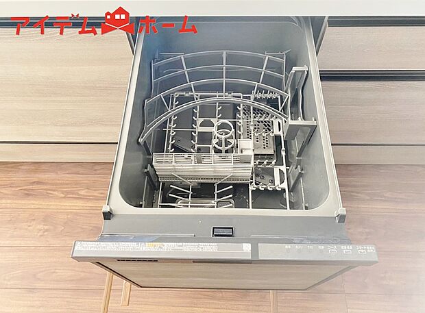 【6号棟 自動食器洗乾燥機】手間・時間をかけず、効率よく食器類を洗浄。家事の時間を大幅に短縮出来ます。
かつ節水効果にも優れた食洗機を標準装備。スライド式なので場所も取りません。