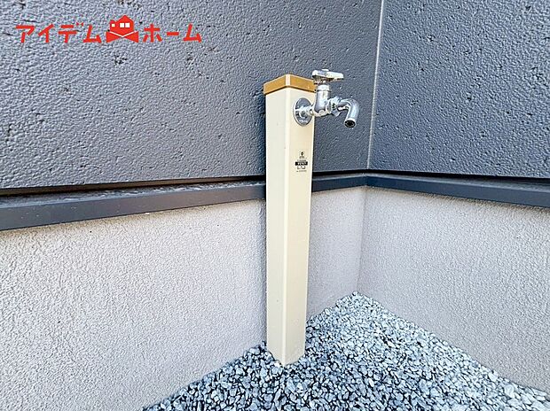 【2号棟 立水栓】ガーデニングや洗車に便利な立水栓付き。
外で汚れてしまった靴や服の汚れも家に入る前にきれいにできます。
