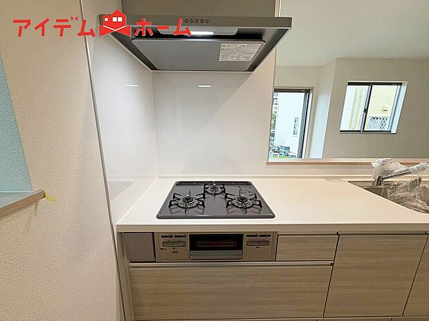 【A号棟　レンジフード】調理時の煙や臭い・油汚れなどを効率よく集めるため、キッチンの壁などをきれいに保てます。
