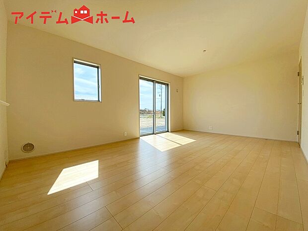 【1号棟 リビング】ゆとりの洗面スペースで朝の身支度も快適スムーズ。
鏡の裏にはたっぷりと収納スペースを標準装備!