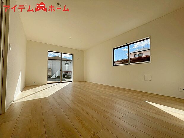 【1号棟 リビング】大きく開いた窓からは、明るい陽射しが射し込みます。
自然と家族が集まる空間です。