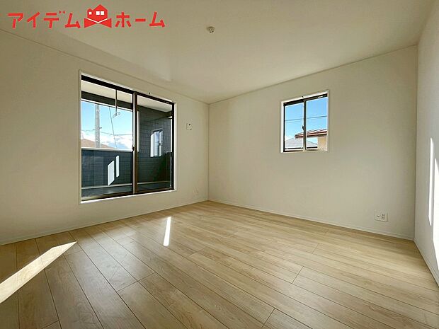 【１号棟　寝室】明るい寝室で心地のいい朝を迎えられそうです。
大きな窓からたっぷりの日差しが降り注ぐ明るい室内。

