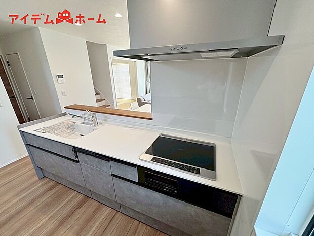 【西棟　キッチン】機能的なワークスペースを実現したシステムキッチン。
対面式なので家族と協力しあってご飯の支度ができます。
