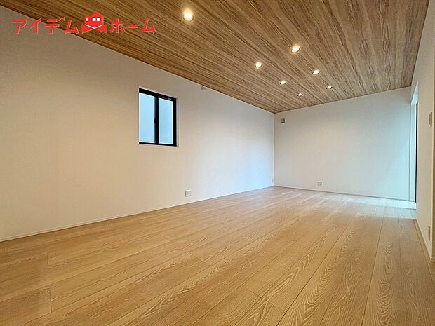 【4号棟 リビング】大きく開いた窓からは、明るい陽射しが射し込みます。
爽やかな風が吹き抜ける心地良いリビングには、
自然と家族が集まります。