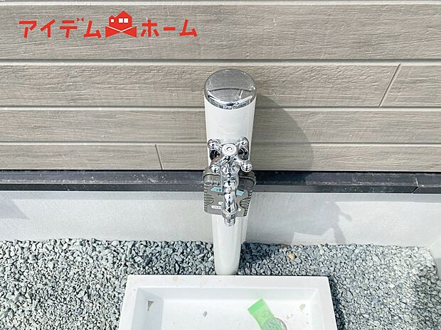 【1号棟 立水栓】ガーデニングや洗車に便利な立水栓付き。
外で汚れてしまった靴や服の汚れも家に入る前にきれいにできます。