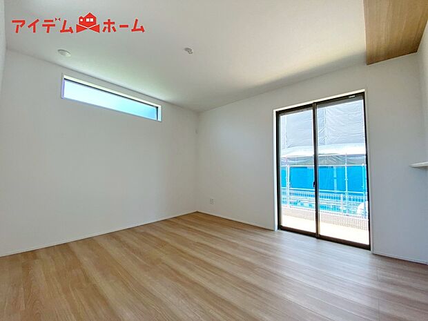 【リビング】大きく開いた窓からは、明るい陽射しが射し込みます。
爽やかな風が吹き抜ける心地良いリビングには、
自然と家族が集まります。