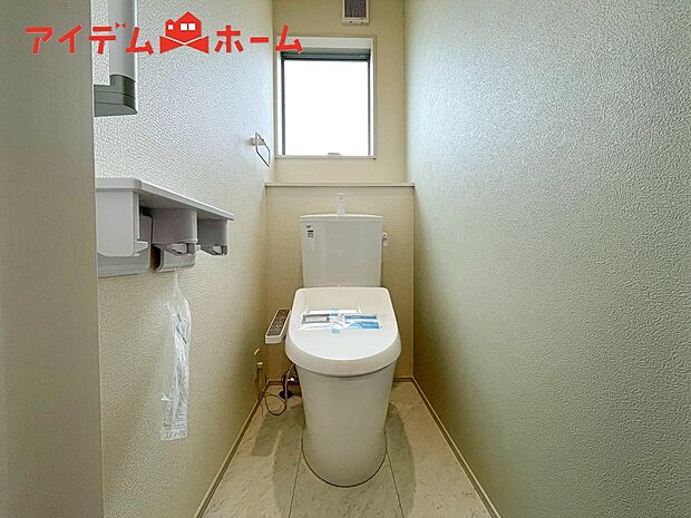 【3号棟 トイレ】温水での洗浄機能がついておりますので、
清潔かつ衛生面も安心です。