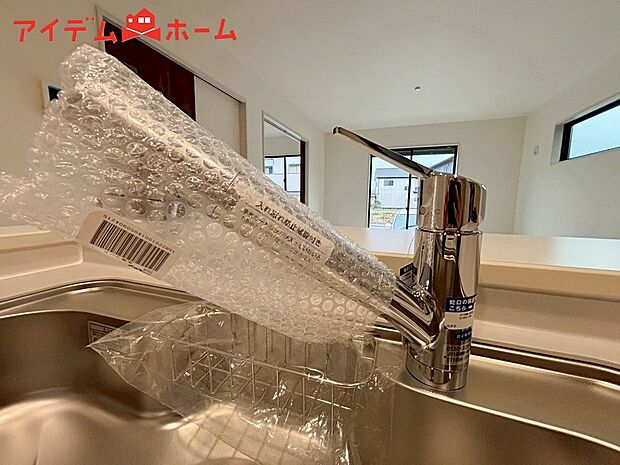 【1号棟 浄水器内蔵型水栓】浄水と原水をボタン一つで切り替え簡単なビルトイン式浄水器水栓を採用。
ワンタッチで浄水・水道の切り替えが可能なシンクです!