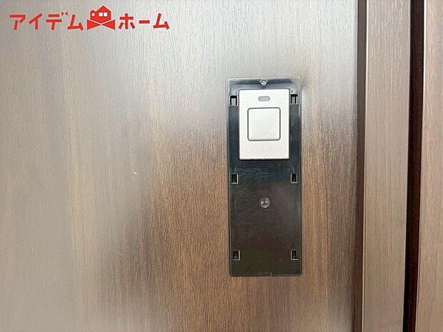 【1号棟 カードキー】手が塞がっている時にさっと開錠できるカードキー。
また、鍵穴を見つけづらくピッキング被害に遭いにくい事と、鍵の複製も簡単ではないため防犯にも役立ちます。