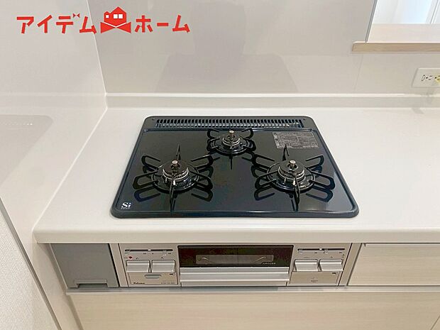【2号棟 3口コンロ】3口コンロ付きなので、お料理がすごくはかどります。煮込み料理をしながら、焼き物や汁物などをパパパッとお料理可能です。
コンロの数が多いことで時短料理も可能になるのが嬉しいですね。