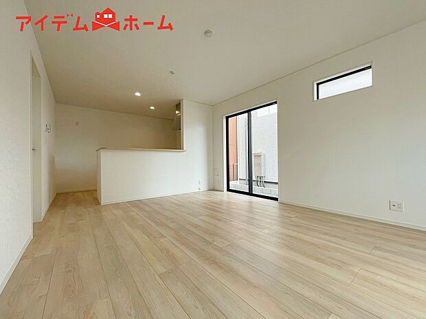 【1号棟 リビング】大きく開いた窓からは、明るい陽射しが射し込みます。
爽やかな風が吹き抜ける心地良いリビングには、
自然と家族が集まります。