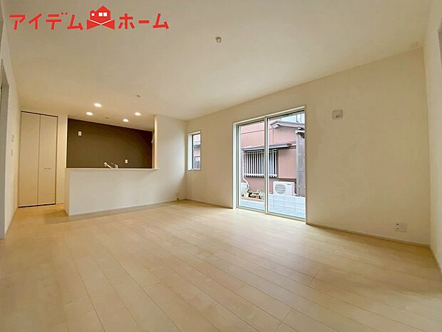 【2号棟 リビング】大きく開いた窓からは、明るい陽射しが射し込みます。
爽やかな風が吹き抜ける心地良いリビングには、
自然と家族が集まります。