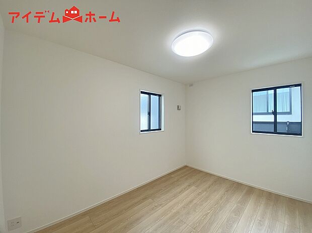 【洋室】家族一人ひとりの大切なプライベート空間。
趣味に合わせて使って頂けるように
シンプルに仕上げてあります。