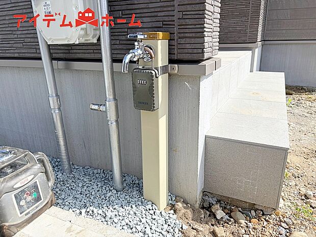【2号棟 立水栓】ガーデニングや洗車に便利な立水栓付き。
外で汚れてしまった靴や服の汚れも家に入る前にきれいにできます。