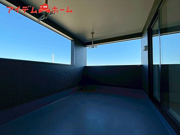 【2号棟 バルコニー】物干しセットを追加すれば、一度にたくさんのお洗濯物が
干せるのが魅力です♪