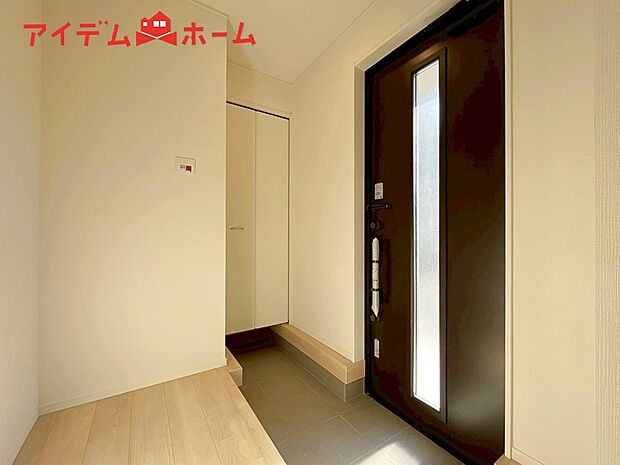 【2号棟 玄関】シンプル且つモダンなエントランス&ホール!
ゆとりを感じさせる上質で明るい空間が住まう人や
訪れる人を心地よく迎え入れてくれます♪