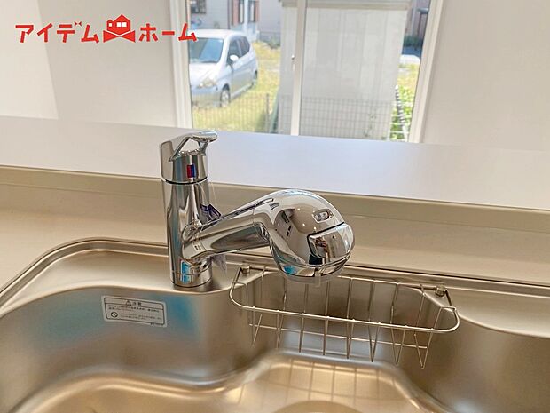 【1号棟 浄水器内蔵型水栓】浄水と原水をボタン一つで切り替え簡単なビルトイン式浄水器水栓を採用。
ワンタッチで浄水・水道の切り替えが可能なシンクです!