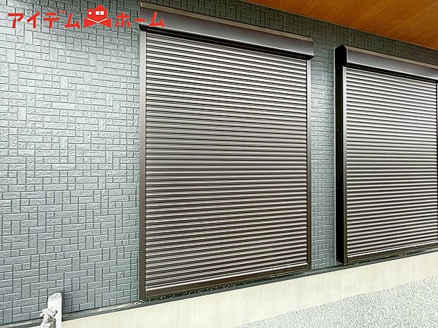 【１号棟　防犯シャッター】防犯、防災の両方で安心のシャッター付。簡単に開閉が可能です。
夏は日を防ぎ、冬はあたたかさをキープします。台風対策にも役立ちます。
