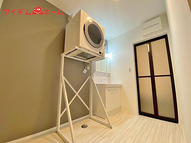 【洗面】一日の始まりの朝、歯磨きをしたり
メイクや髪をセットしたり・・・使いやすさが考えられた
3面鏡です♪