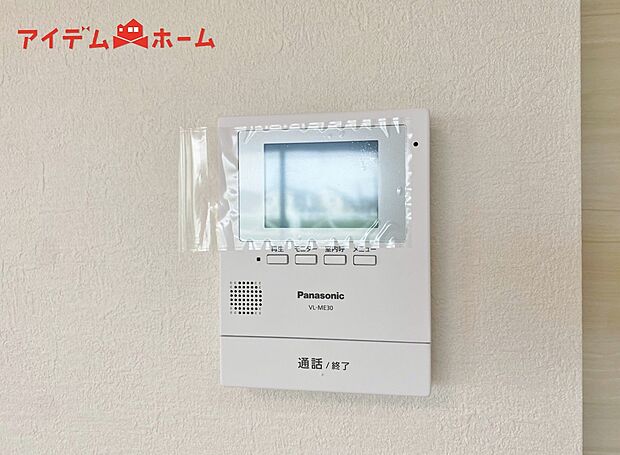 【4号棟 モニターインターホン】奥様やお子さんのみの在宅も安心。ボタンひとつで通話が可能です。
突然の来訪も時間帯に関係なく鮮明な画像で確認することが出来ます。