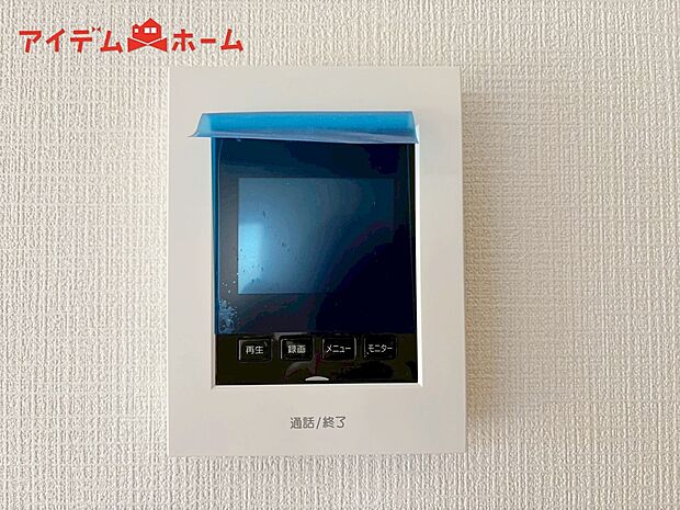 【2号棟 インターホン】奥様やお子さんのみの在宅も安心。ボタンひとつで通話が可能です。
突然の来訪も時間帯に関係なく鮮明な画像で確認することが出来ます。