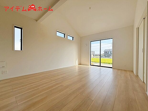 【2号棟 リビング】大きく開いた窓からは、明るい陽射しが射し込みます。
爽やかな風が吹き抜ける心地良いリビングには、
自然と家族が集まります。