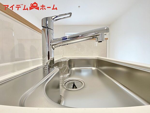 【1号棟 浄水器内蔵型水栓】浄水と原水をボタン一つで切り替え簡単なビルトイン式浄水器水栓を採用。
ワンタッチで浄水・水道の切り替えが可能なシンクです!