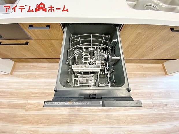 【1号棟 自動食器洗乾燥機】手間・時間をかけず、効率よく食器類を洗浄。家事の時間を大幅に短縮出来ます。
かつ節水効果にも優れた食洗機を標準装備。スライド式なので場所も取りません。