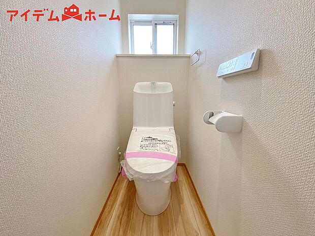 【1号棟 トイレ】温水での洗浄機能がついておりますので、
清潔かつ衛生面も安心です。