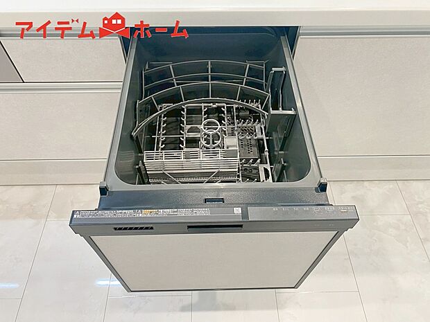 【２号棟　自動食器洗乾燥機】手間・時間をかけず、効率よく食器類を洗浄。家事の時間を大幅に短縮出来ます。
かつ節水効果にも優れた食洗機を標準装備。スライド式なので場所も取りません。
