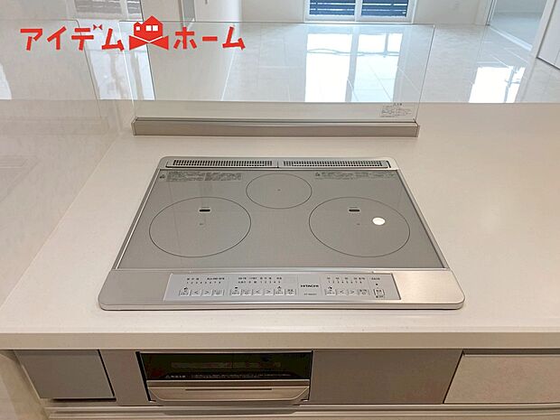【２号棟　IHクッキングヒーター】３口IHクッキングヒーターなので、お料理がすごくはかどります。
煮込み料理をしながら、焼き物や汁物などをパパパッとお料理可能です。
