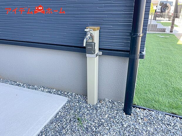 【1号棟 立水栓】ガーデニングや洗車に便利な立水栓付き。
外で汚れてしまった靴や服の汚れも家に入る前にきれいにできます。
