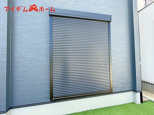 【1号棟 防犯シャッター】防犯、防災の両方で安心のシャッター付。簡単に開閉が可能です。
夏は日を防ぎ、冬はあたたかさをキープします。台風対策にも役立ちます。