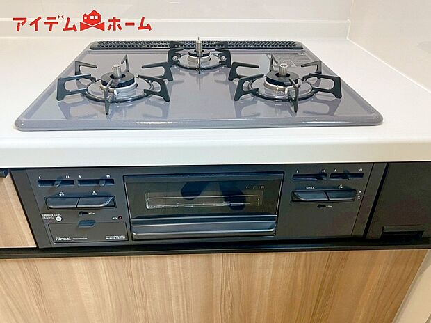 【１号棟　三口コンロ】3口コンロ付きなので、お料理がすごくはかどります。煮込み料理をしながら、焼き物や汁物などをパパパッとお料理可能です。
コンロの数が多いことで時短料理も可能になるのが嬉しいですね。

