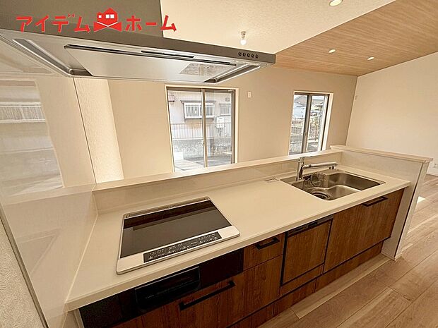 【１号棟　キッチン】ダイニングを見渡せる、
使い勝手の良いシステムキッチン。
ダイニングとの空間のつながりが、
スペースのゆとりを生み出します♪
