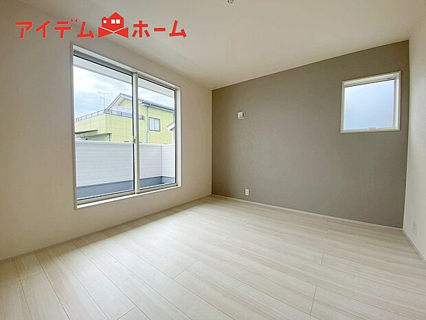 【２号棟　寝室】明るい寝室で心地のいい朝を迎えられそうです。
大きな窓からたっぷりの日差しが降り注ぐ明るい室内。
気持ちの良い朝日を受けて、目覚めの良い健康的な
朝を迎えられそうです。 
