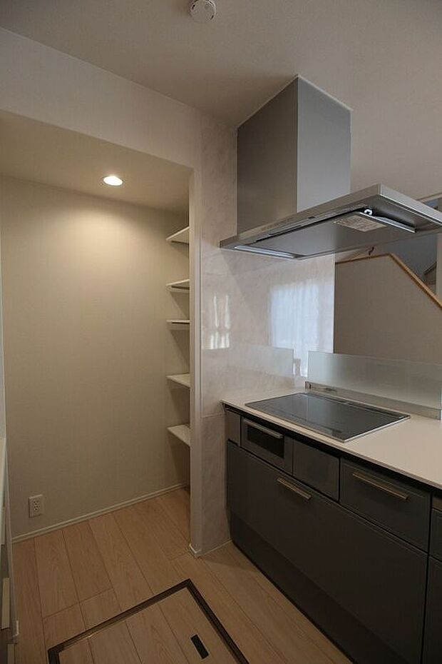 【10号棟】キッチン横のパントリー収納