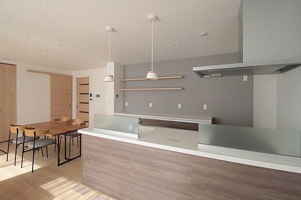 【II4号棟】オープンキッチンからは家族の姿が見渡せるので、お料理がスムーズにはかどります。